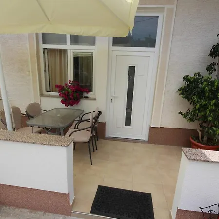 Apartament Family Mirela Borik